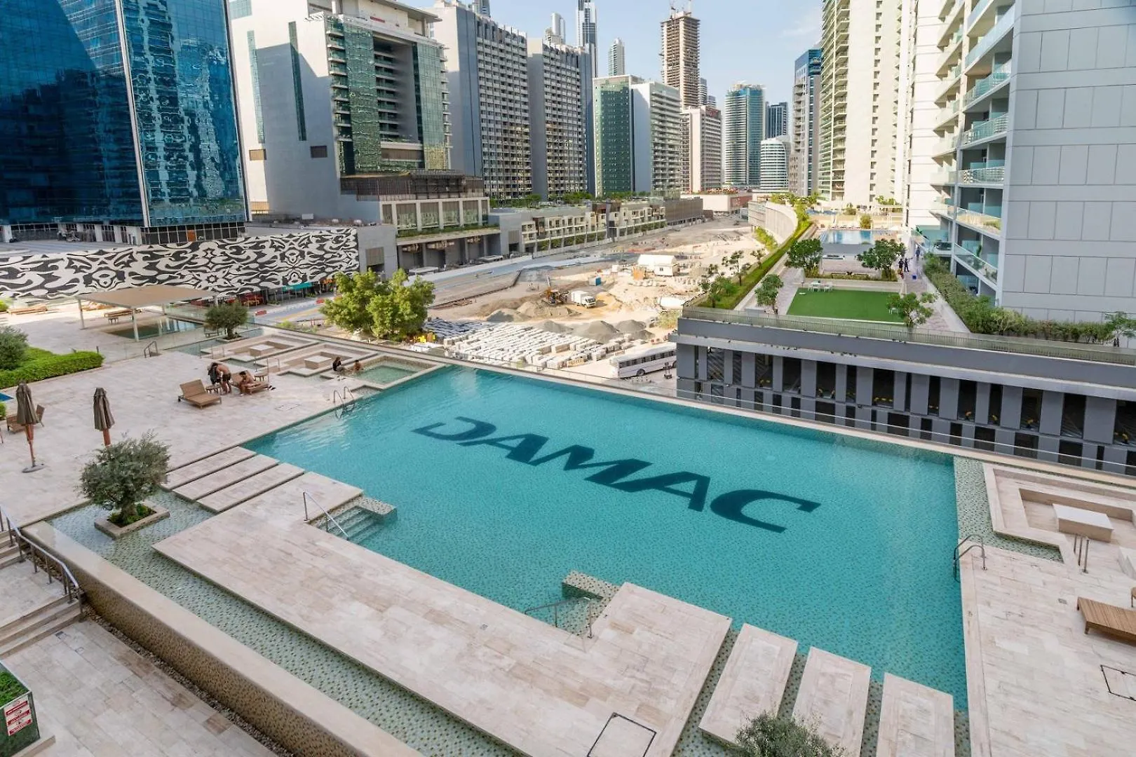 Guestready - City Nest With A Balcony And A Pool Dubai Apartment